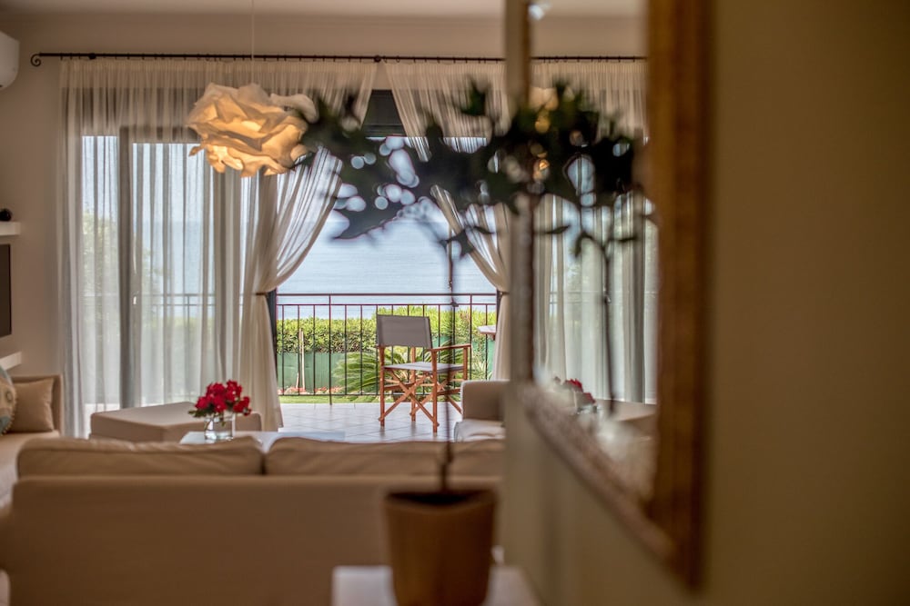 Фото Oikia Eleanthi - Beachfront Garden Home