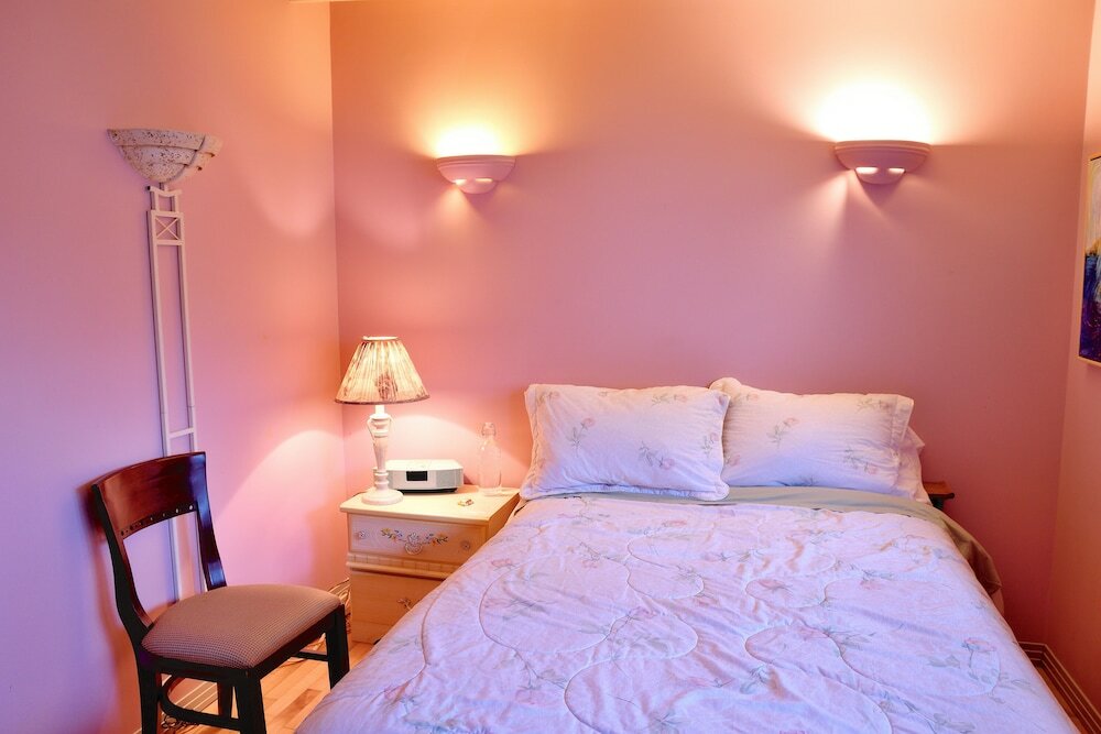 Фото Mediterranean Edmonton BnB