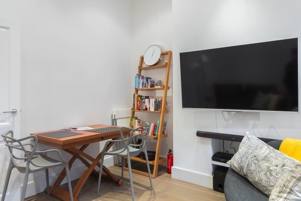 Фото Modern stylish and luxurious 1 bed flat