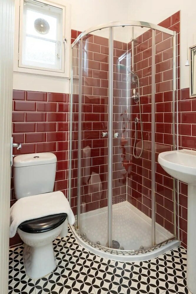 Фото Spacious 5 Bedroom Home in Camden