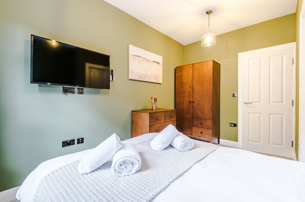 Фото Hilltop Serviced Apartments - Stockport