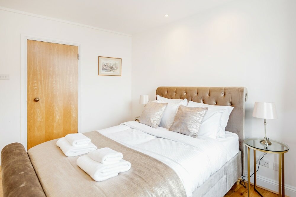 Фото Great Mayfair Apartment - Sleeps 6