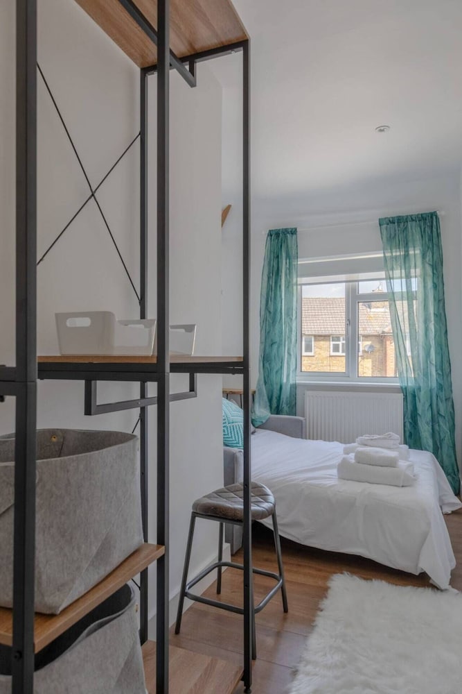 Фото Modern & Spacious 3bd House - Canning Town