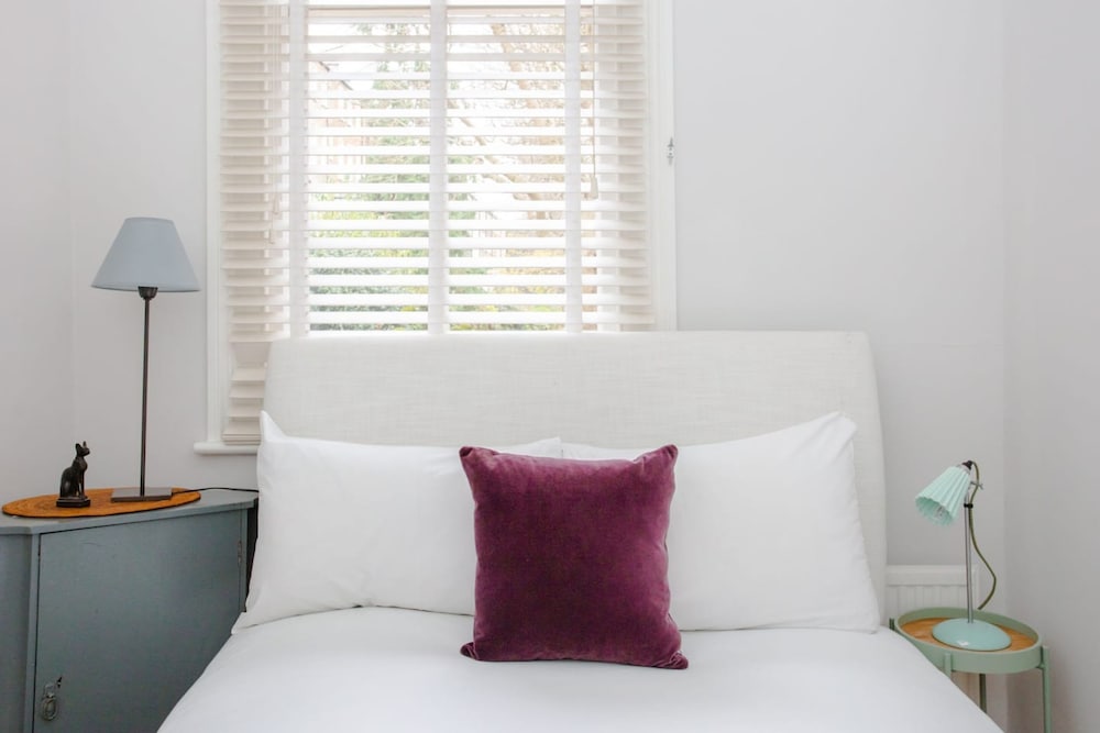 Фото Stylish 2 Bedroom Apartment in Affluent Earls Court