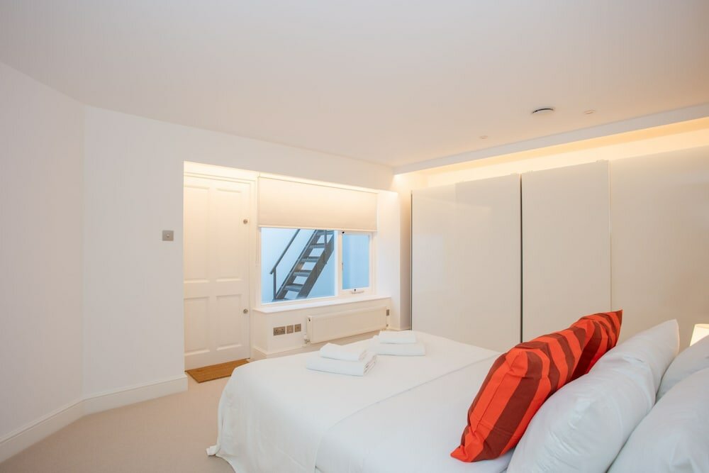Фото Newly Refurbished Modern 3 Bedroom Apartment in Affluent Fulham