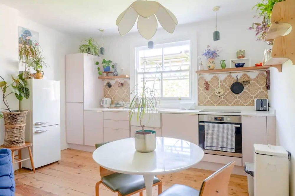 Фото Unique Vintage-style 3bd Flat - Dalston