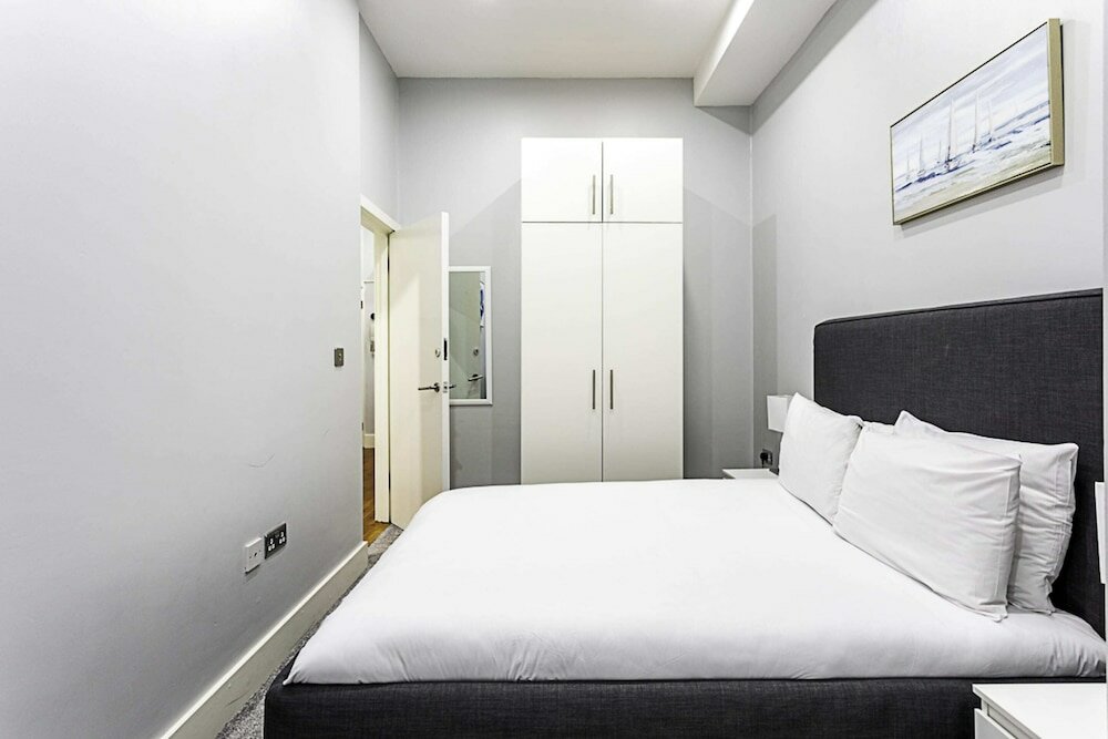 Фото Refurbished St. johns Hill Apartment