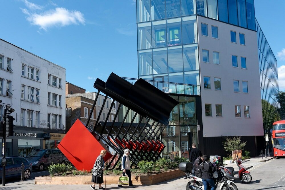 Фото Attractive Apartment With Private Patio in Fashionable Fulham by Underthedoormat