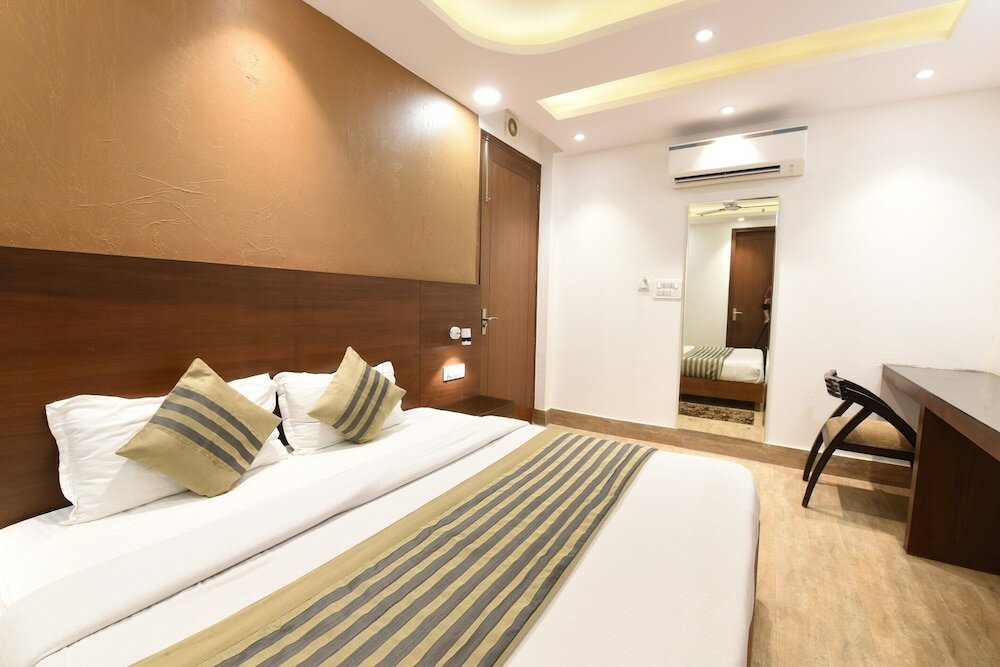 Фото Oyo Flagship 5383 Hotel Under Bridge Inn