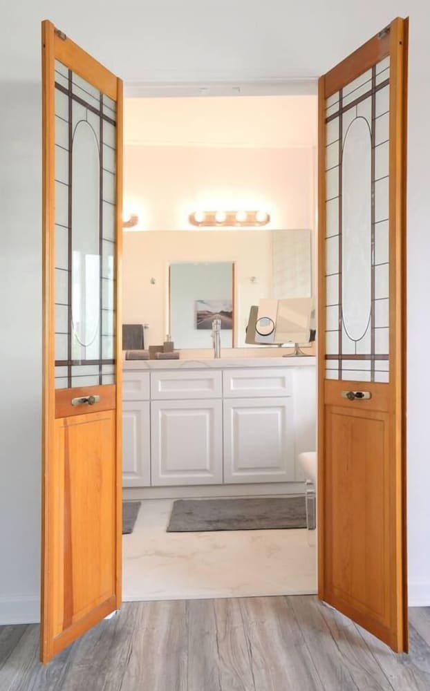 Фото Spacious House on Melrose w Private Backyard Gym