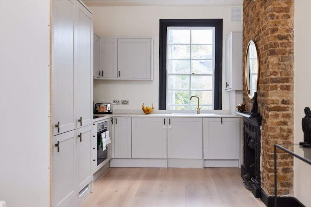 Фото The Battersea Crib - Dazzling 3bdr Flat With Garden