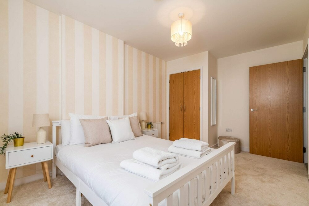 Фото Swanky Stratford Duplex Apartment