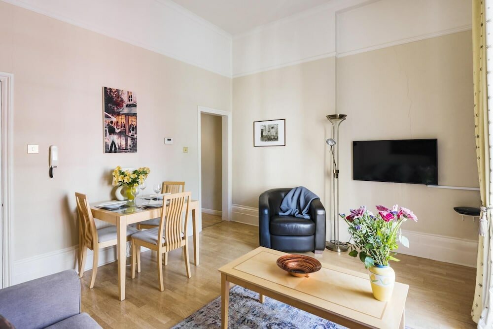 Фото Charming Victoria Home close to Buckingham Palace