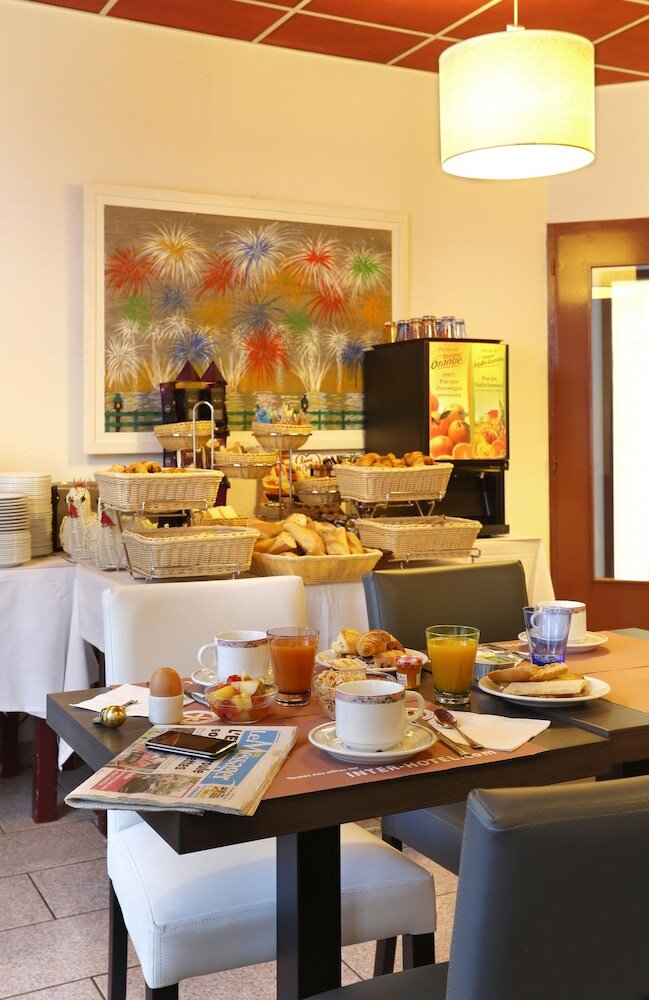 Фото Logis Hôtel l'Arc en Ciel