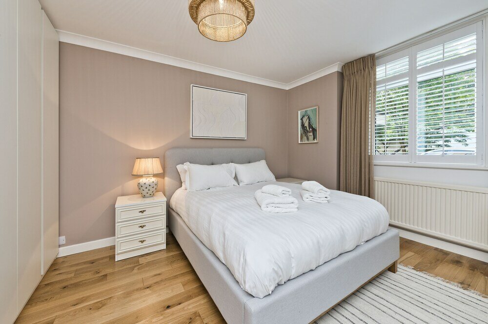 Фото Botanical Bliss Near Kew Gardens by Underthedoormat