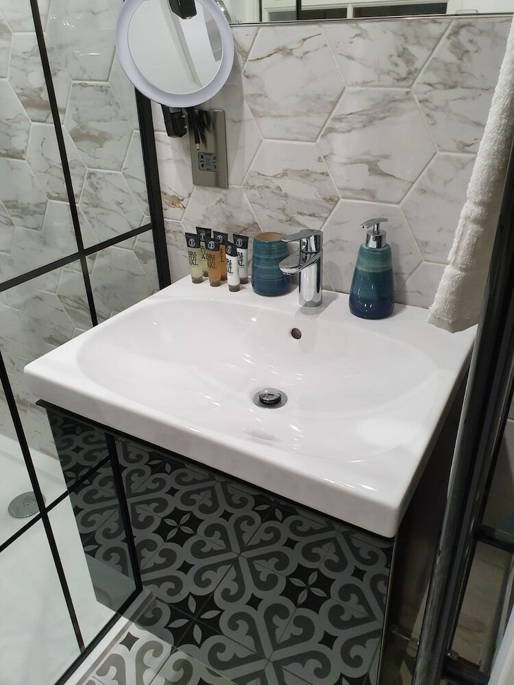 Фото Perfect Holiday Escape - 1 and 2 Bedroom Deluxe Apartments at Liverpool Street