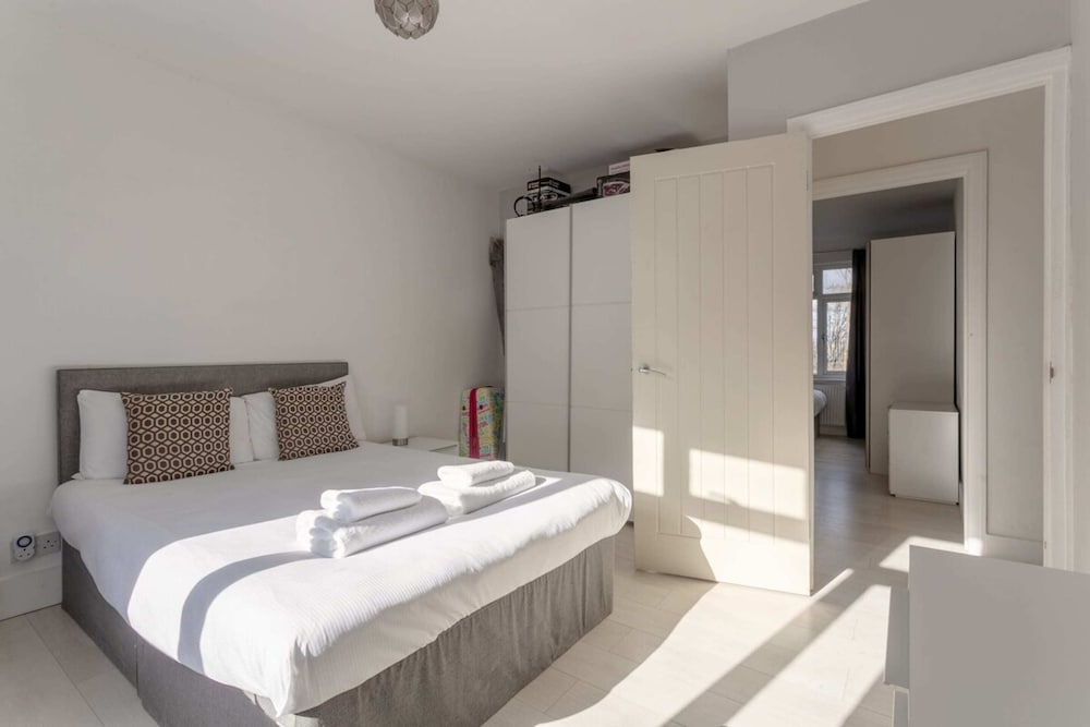 Фото Modern 2 Bedroom Apartment in Morden