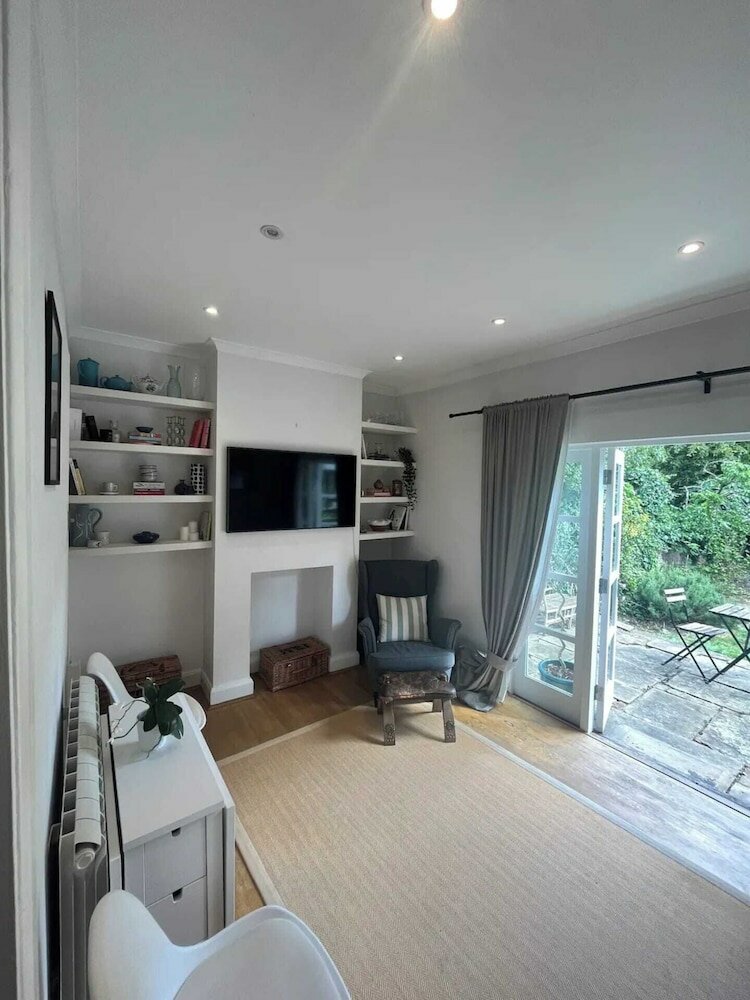 Фото Beautiful 1bd Flat With Garden - Kentish Town