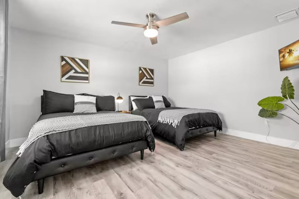 Фото New Mid Century Modern Largo Retreat