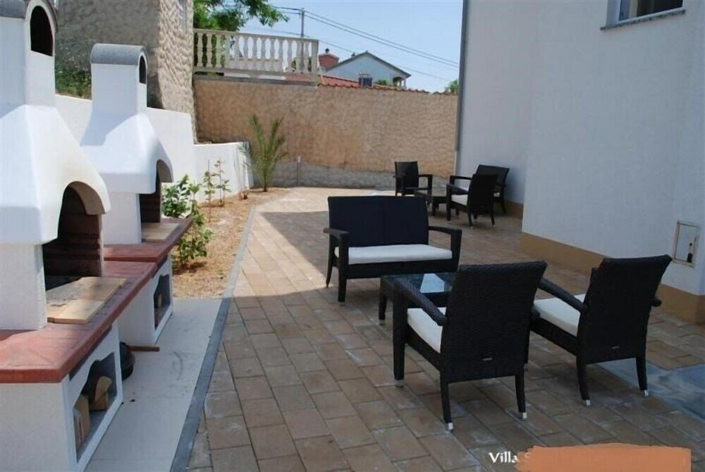 Фото Markle - Swimming Pool and Sunbeds - A1