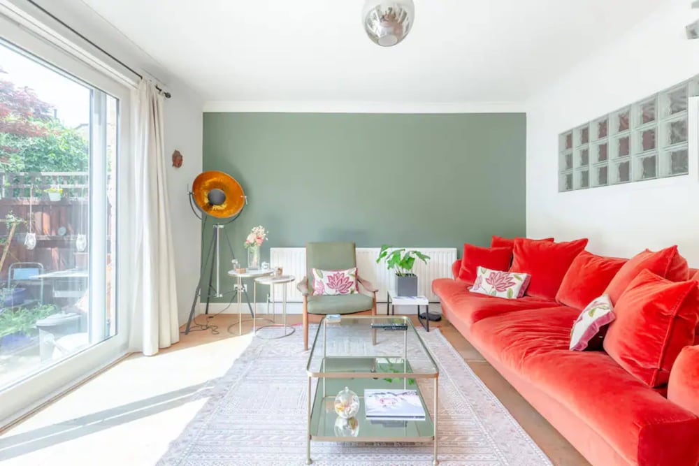 Фото Beautiful 2bd House With Garden - Stoke Newington
