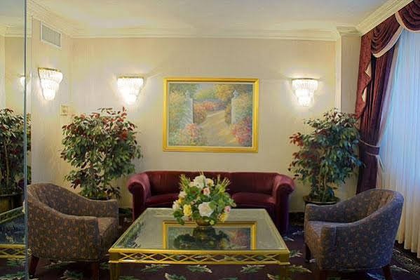 Фото Murray Hill East Suites