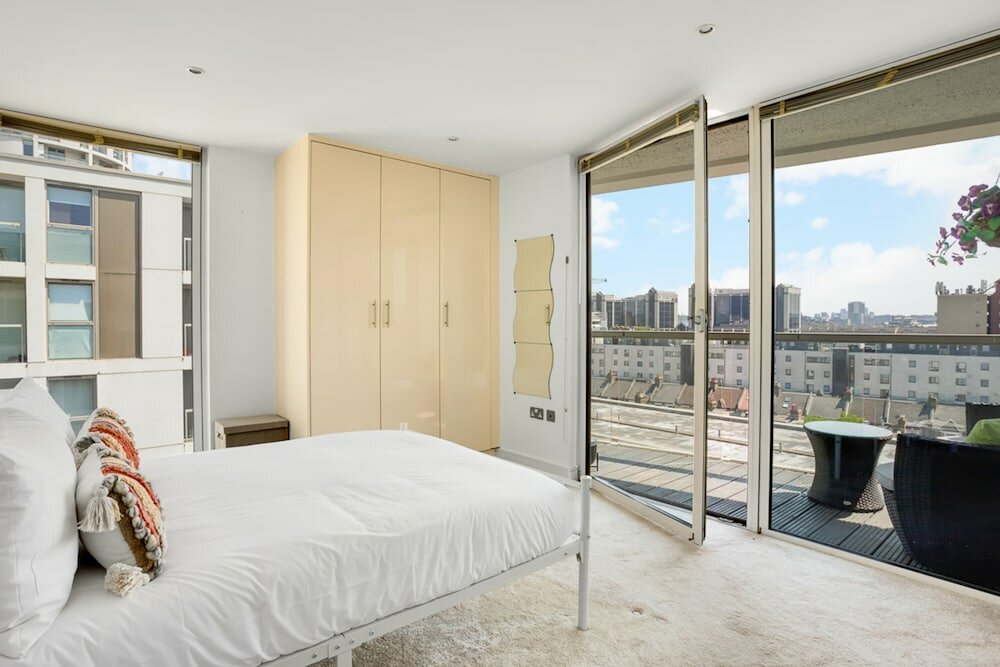 Фото Panoramic London: 3-bed City Oasis