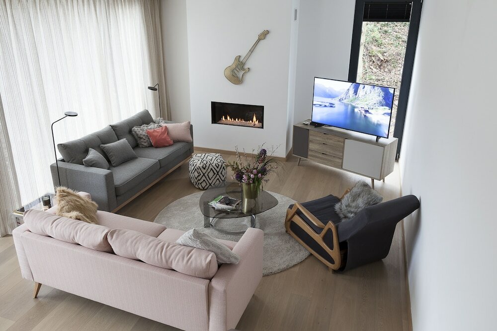 Фото Unit 2 - Modern Smart Home Duplex With Free Parking