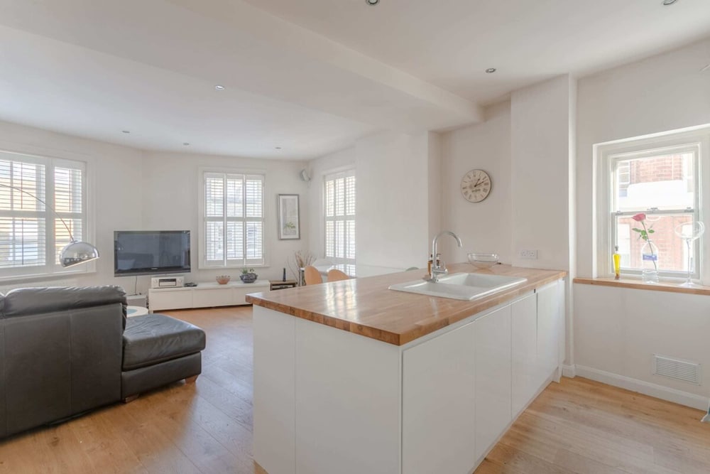 Фото Fantastic 2 Bedroom Apartment in Central London