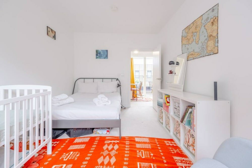 Фото Bright 2 Bedroom Maisonette Near Stratford