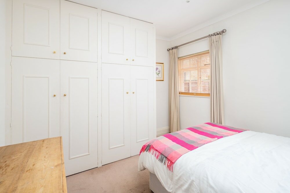 Фото Altido Homely 2 Bed Riverside Flat with Patio in Hammersmith