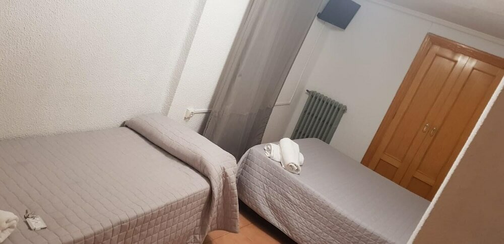 Фото Hostal Plaza de España