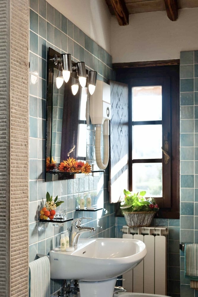 Фото Farmhouse in San Donato Fronzano