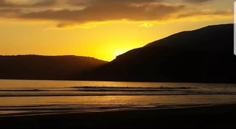 Фото Magnífica Mansão à 50m da praia de Barequeçaba para até 18 pessoas