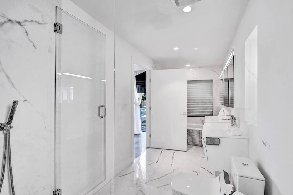 Фото Gorgeous 5br Home with Heated Pool