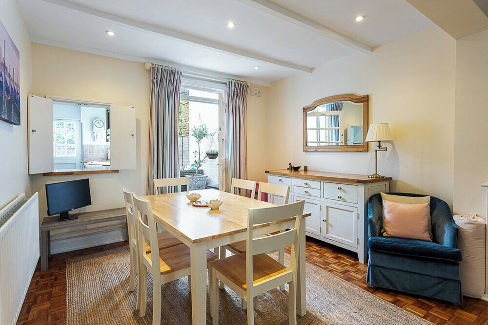 Фото Charming Georgian Country-style Cottage