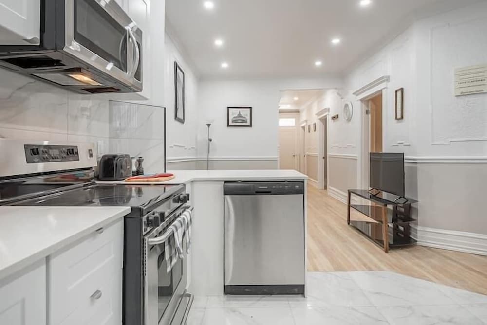 Фото Huge and Lovely 16br Apt