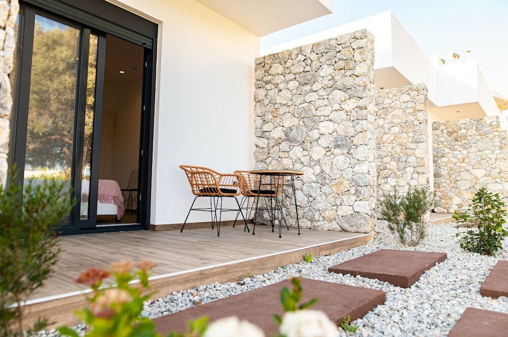 Фото Pebble Garden Aloe - Pampas Grass