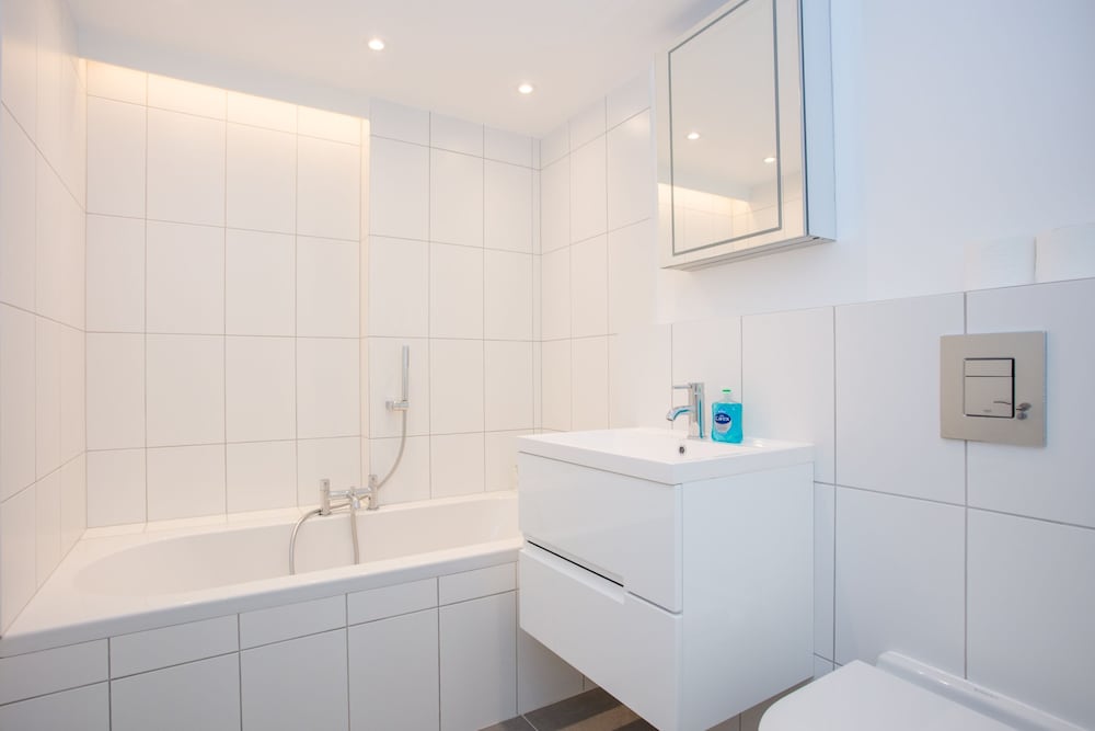 Фото Newly Refurbished Modern 3 Bedroom Apartment in Affluent Fulham