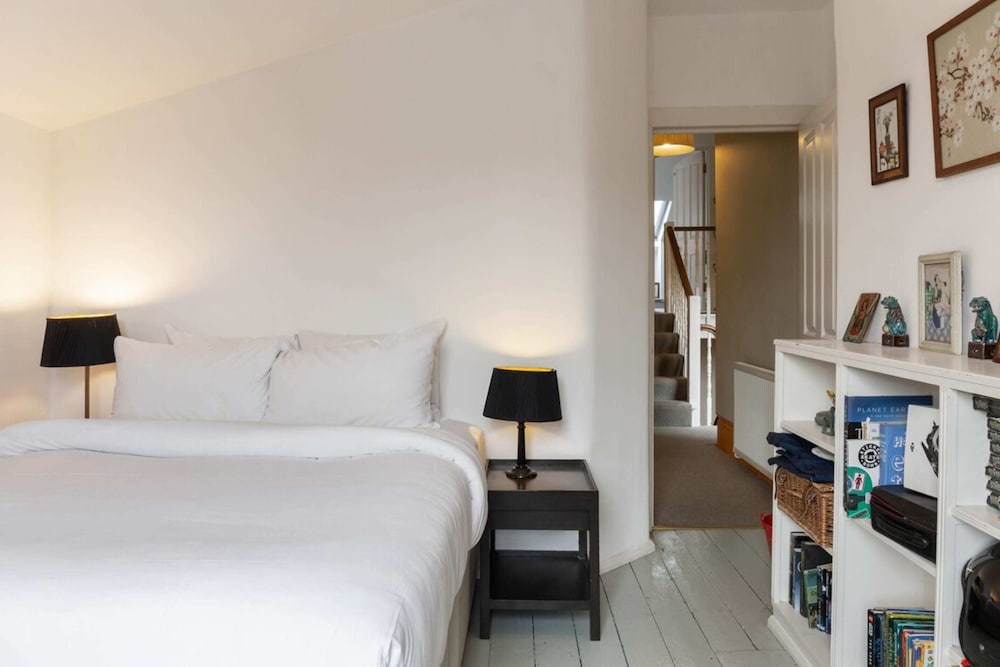 Фото Lovely 4 Bedroom House near Portobello