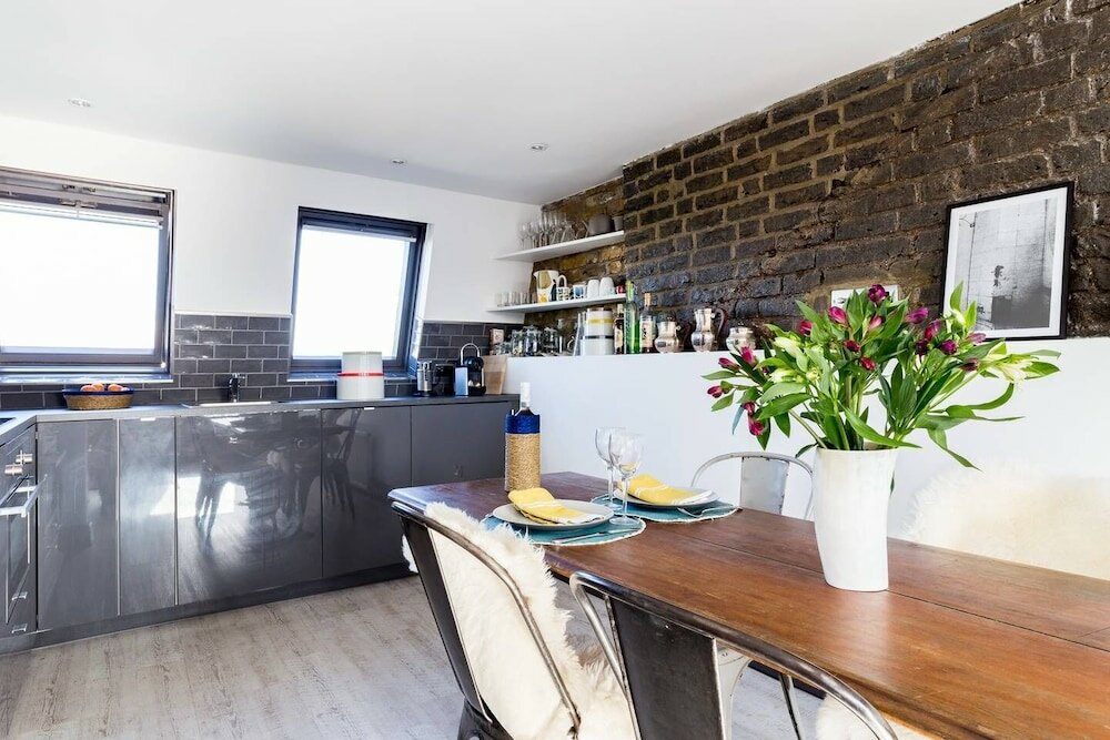 Фото Stylish Fulham 2bed Loft Flat, 5 min From Tube