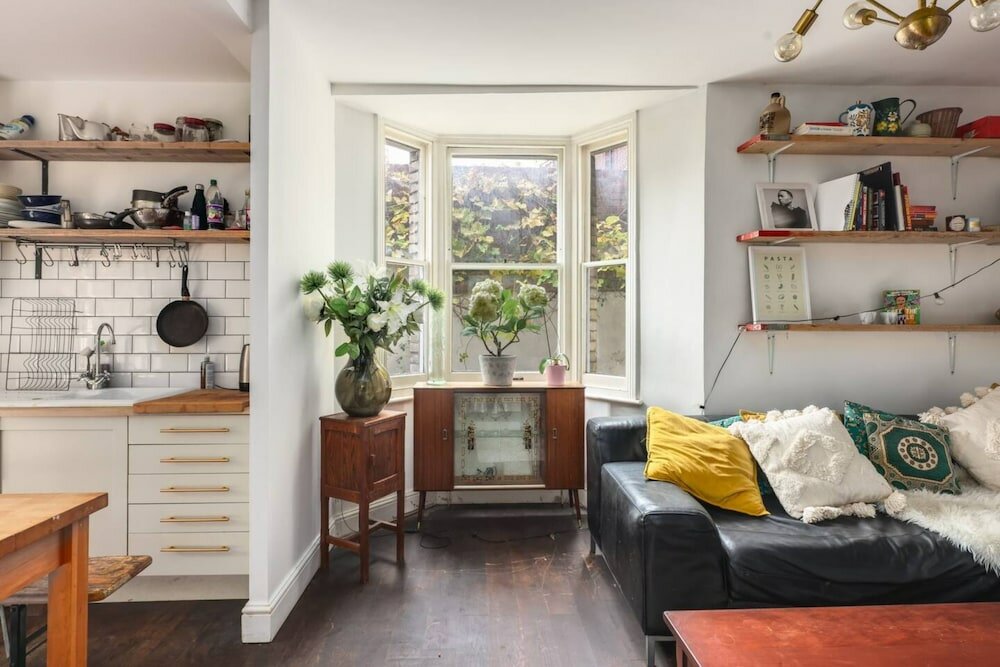 Фото Gorgeous and Vibrant 3 Bedroom Apartment in London