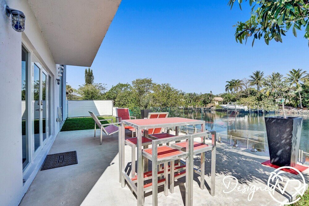 Фото 3-storey Home with Beautiful Lake View