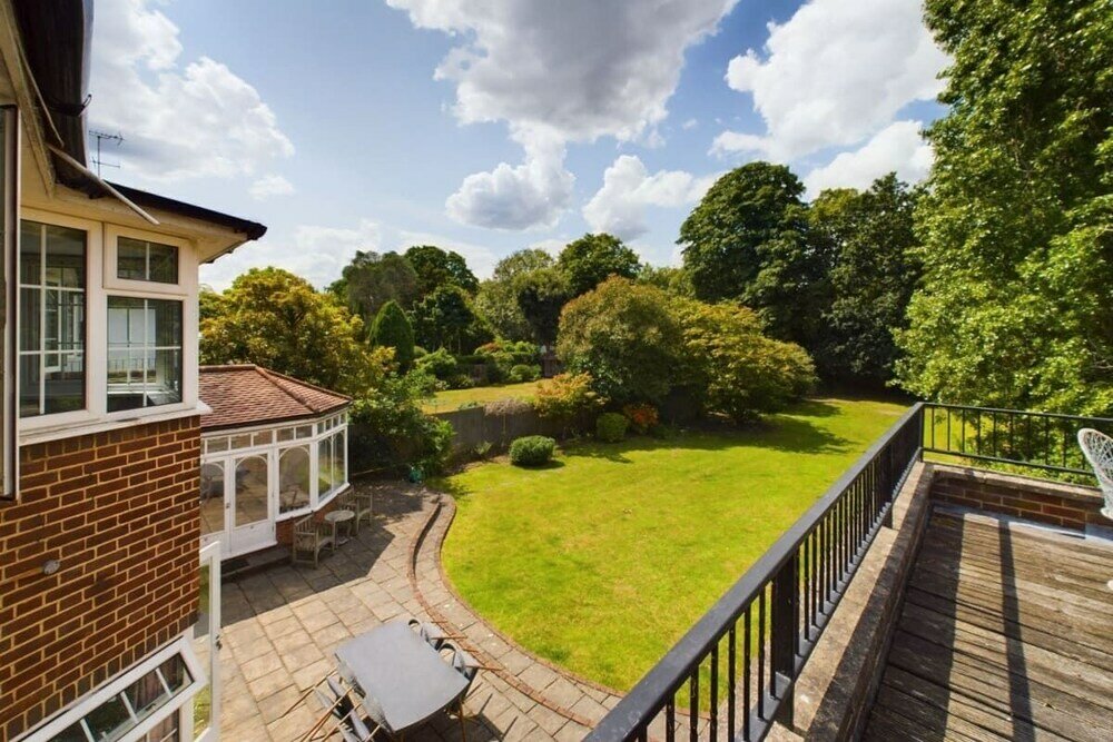 Фото The Richmond Park Hideaway - Cozy 5bdr House With Garden + Rooftop Terrace