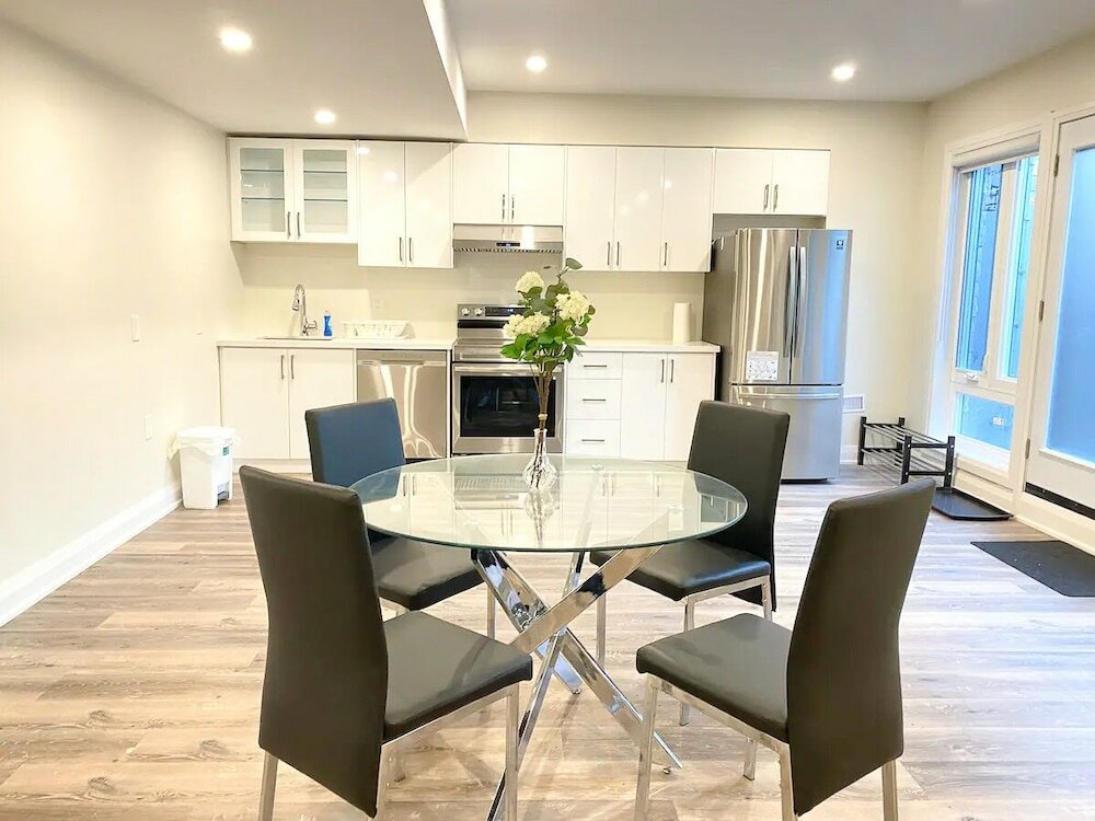 Фото Brand New Walk Out Bsmt Apt Near Beach