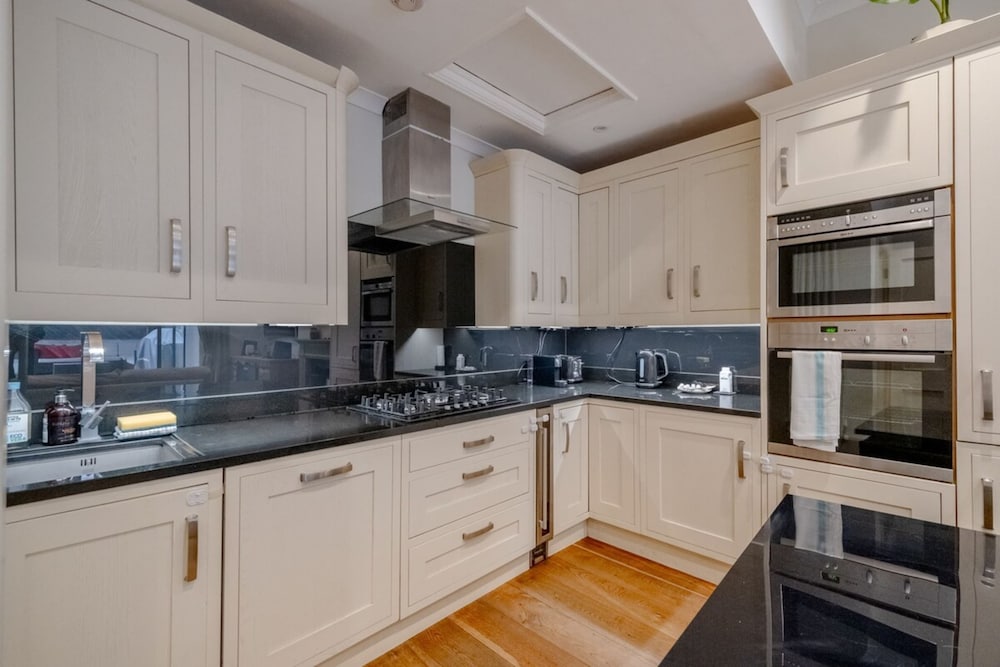 Фото Gorgeous 2bd Flat With Patio - South Kensington!