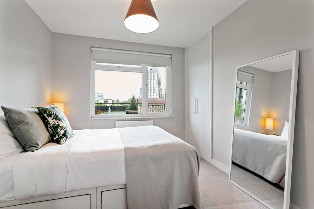 Фото Lovely 2 Bed Apartment w Balcony nr River Thames