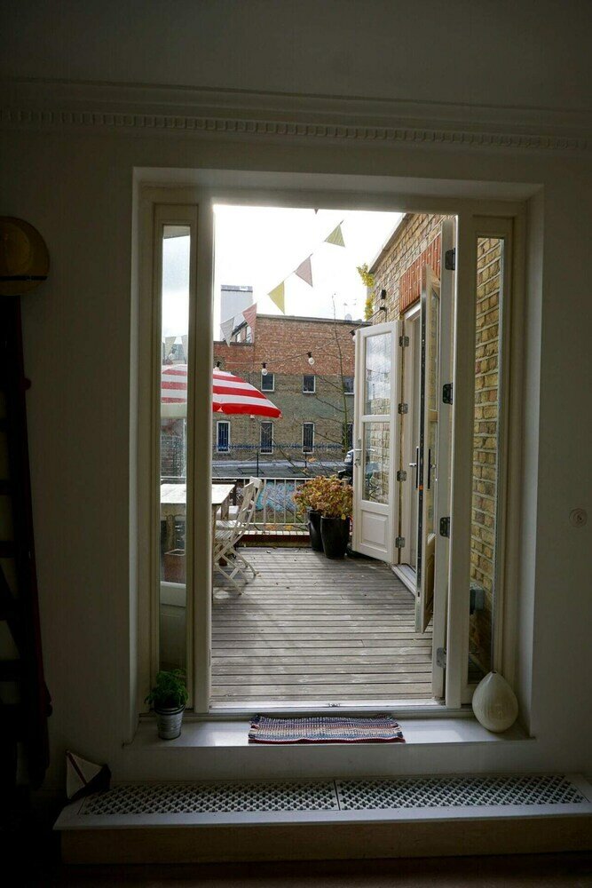 Фото Beautiful Canalside 1-bedroom Flat With Terrace