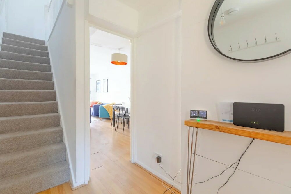 Фото Lovely 4 Bed House w Garden, 1 Stop to Waterloo