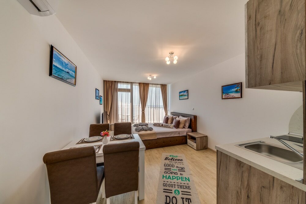 Фото Apartcomplex Golden Bay